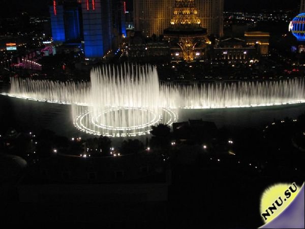 Красивый фонтан в Пекине