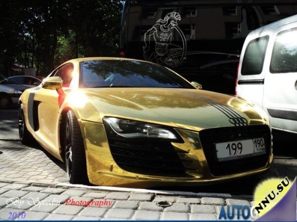 Золотой Audi R8 в Москвы