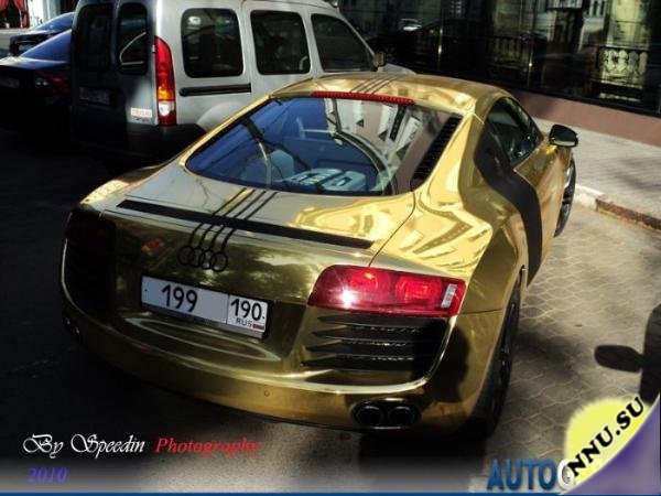 Золотой Audi R8 в Москвы