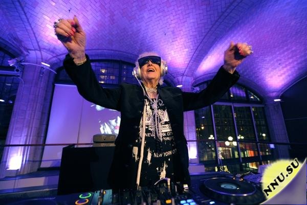 DJ Mamy Rock: Бабушка-диджей (8 фото + 2 видео)