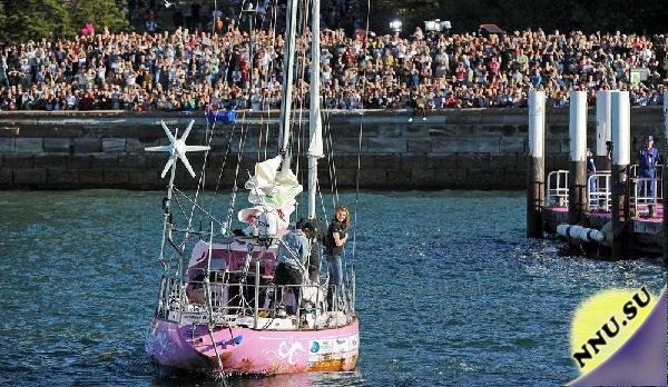 16-летняя австралийка обогнула Землю на розовой яхте