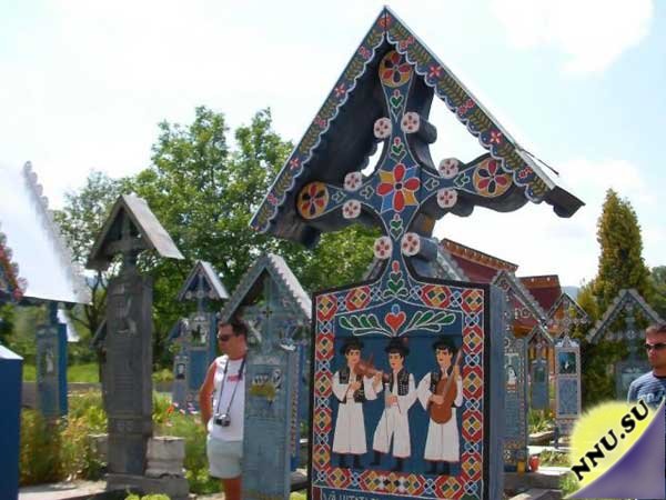 Веселые надгробия на румынском кладбище