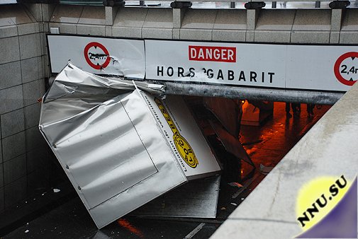 Самый знаменитый тоннель на Елисейских Полях в Париже
