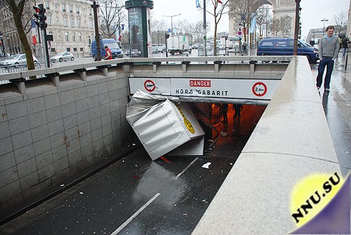 Самый знаменитый тоннель на Елисейских Полях в Париже