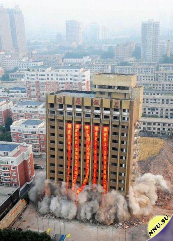Снос здания в Китае