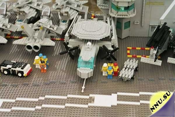 Авианосец из конструктора Лего